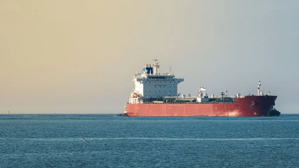 Buque se incendia en la costa de Alaska; transportaba 3 mil vehículos de China a México