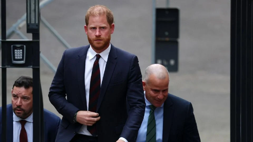Príncipe Harry considera cambiar su apellido por el de Diana para obtener pasaportes británicos de sus hijos