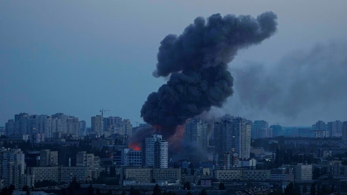 Bombardea 6 zonas de Kiev con misiles y drones, uno de sus mayores ataques