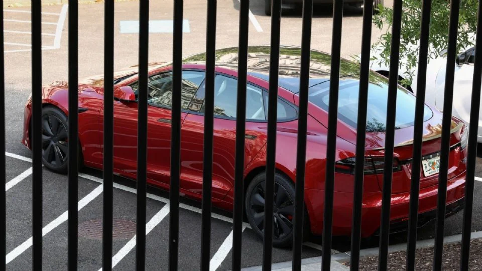 Trump considera vender o regalar su Tesla tras distanciarse de Musk; lo compró cuando la empresa estaba bajo fuego