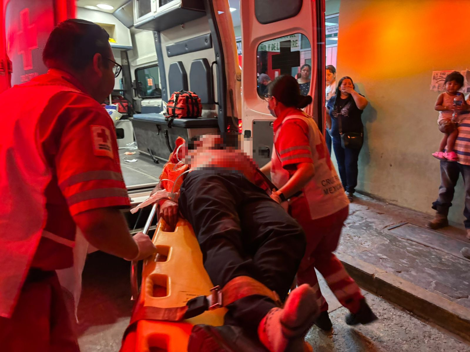 Muere motociclista al enredarse cable