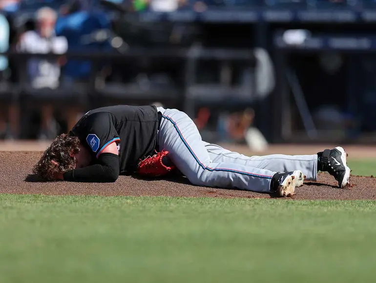 Pitcher fue golpeado en la cabeza por su compañero