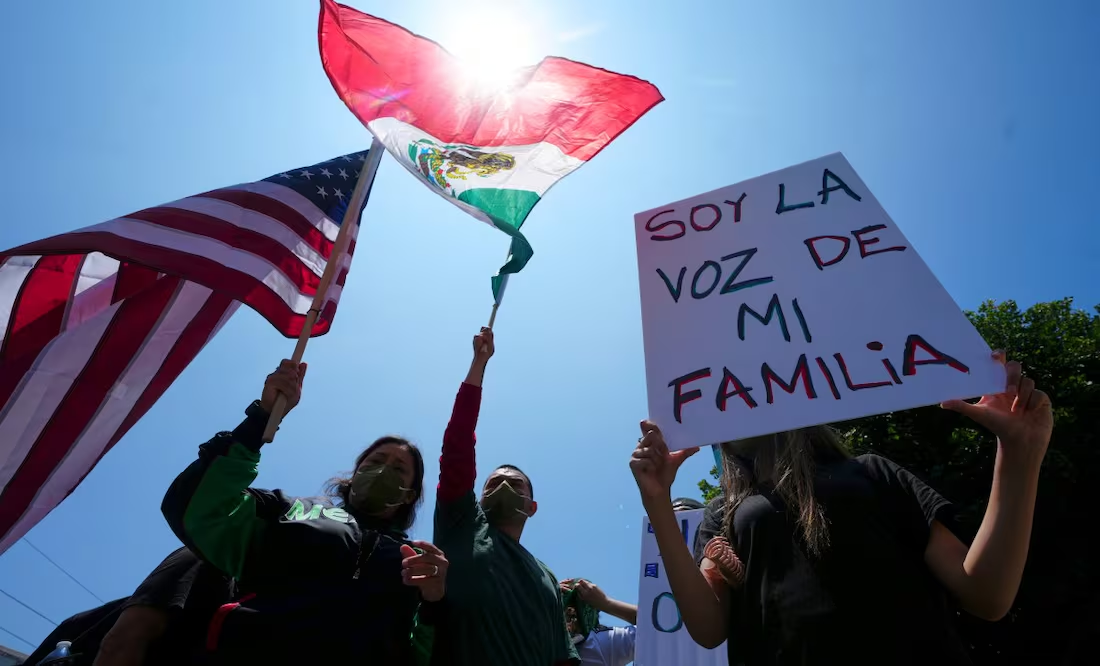 Trump amenaza con un año de prisión a quien queme la bandera de EU en protestas; ya trabaja con senadores para implementarlo