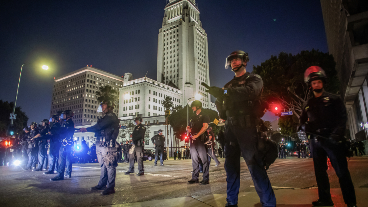 Policía de Los Ángeles realiza arrestos bajo toque de queda y Texas despliega a la Guardia Nacional