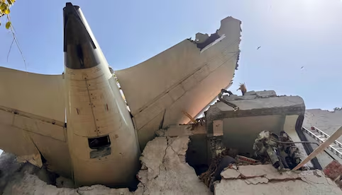 El Papa y otro líderes mundiales expresan condolencias por accidente aéreo en India; reportan más de 200 fallecidos.