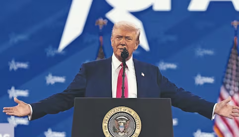 Denuncia a los «invasores extranjeros»: la nueva campaña de Trump contra los migrantes; recurre a un influencer cristiano