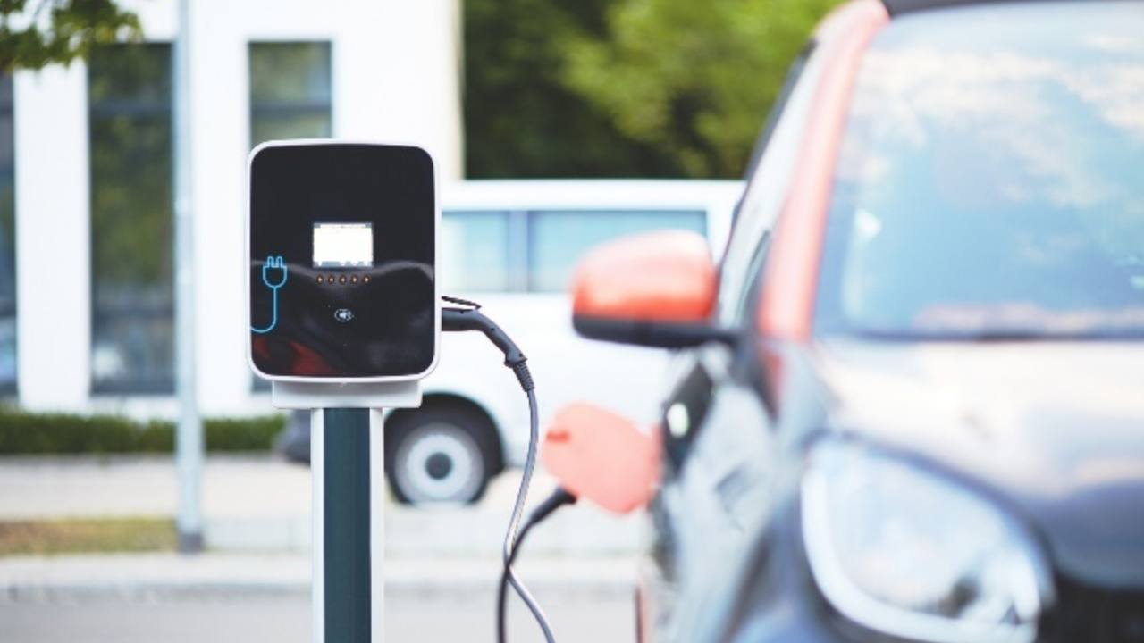 California demanda al gobierno de Trump por eliminar sus normas sobre autos eléctricos