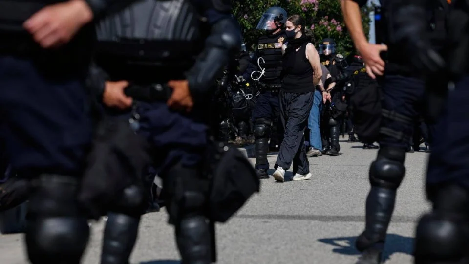 Arrestan a decenas de personas en Los Ángeles y Spokane por violar el toque de queda