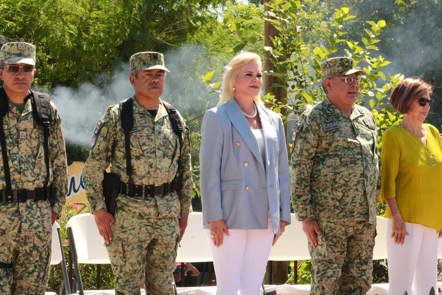 Entrega Laura Jiménez remodelación de la Plaza del Ejército en Múzquiz