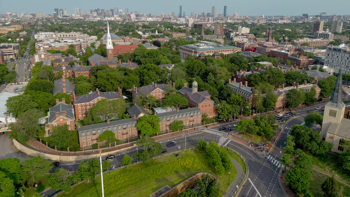 Harvard no se rinde: Pide a juez que ‘blinde’ bloqueo a prohibición de estudiantes extranjeros