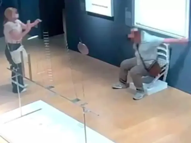 Turista destruye silla Swarovski inspirada en Van Gogh al sentarse para una foto