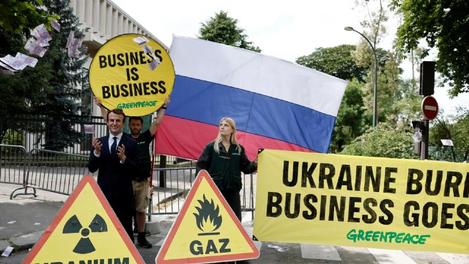 Activistas roban figura de cera de Macron para protestar contra Francia por comprar gas natural a Rusia