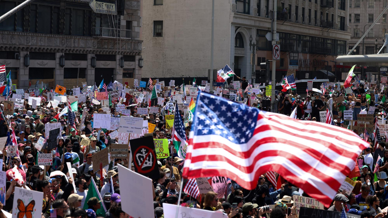 Miles en EU se suman a concentraciones de protesta ante el desfile militar de Trump