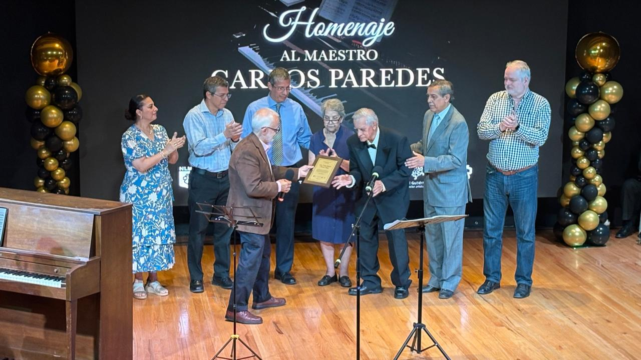 Rinde Museo de Historia Mexicana homenaje al maestro Carlos Paredes en Monterrey