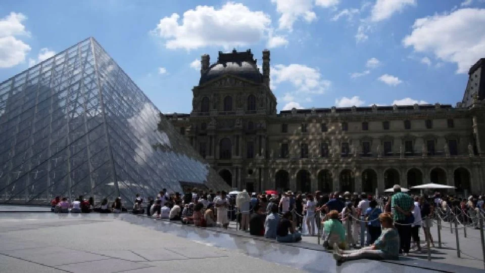 Museo de Louvre cierra sus puertas; trabajadores acusan saturación de turismo y deterioro