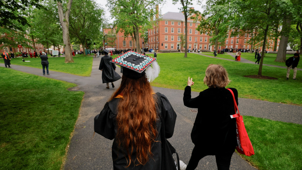 Harvard logra prórroga de la orden judicial que bloquea el veto de Trump a estudiantes internacionales
