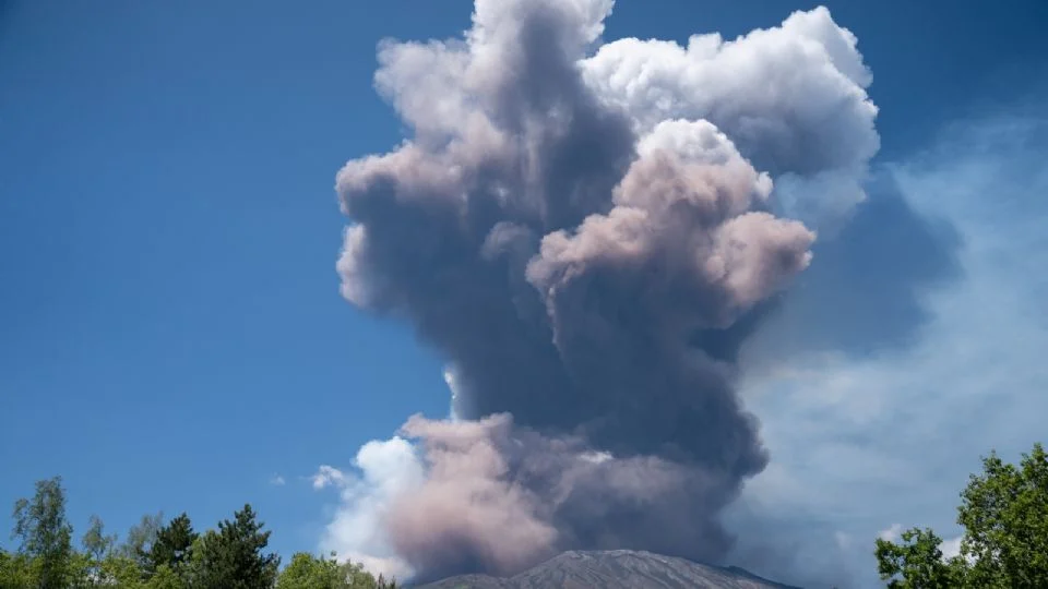 Monte Etna expulsa una nube de humo y ceniza de varios kilómetros; descartan peligro para la población