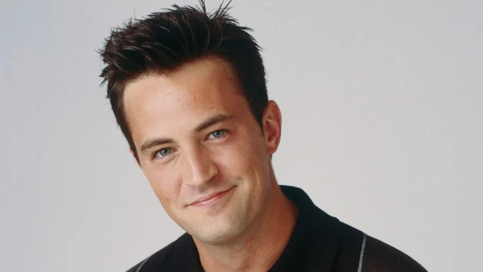 Médico que atendió a Matthew Perry se declarará culpable; podría enfrentar hasta 40 años de prisión