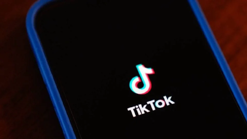 Trump plantea extender por tercera ocasión el plazo para la venta de TikTok