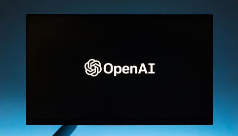 OpenAI acusa que Meta ofrece bonos de 100 mdd para «robarle» empleados; empresa de Zuckerberg busca crear equipo de «superinteligencia»