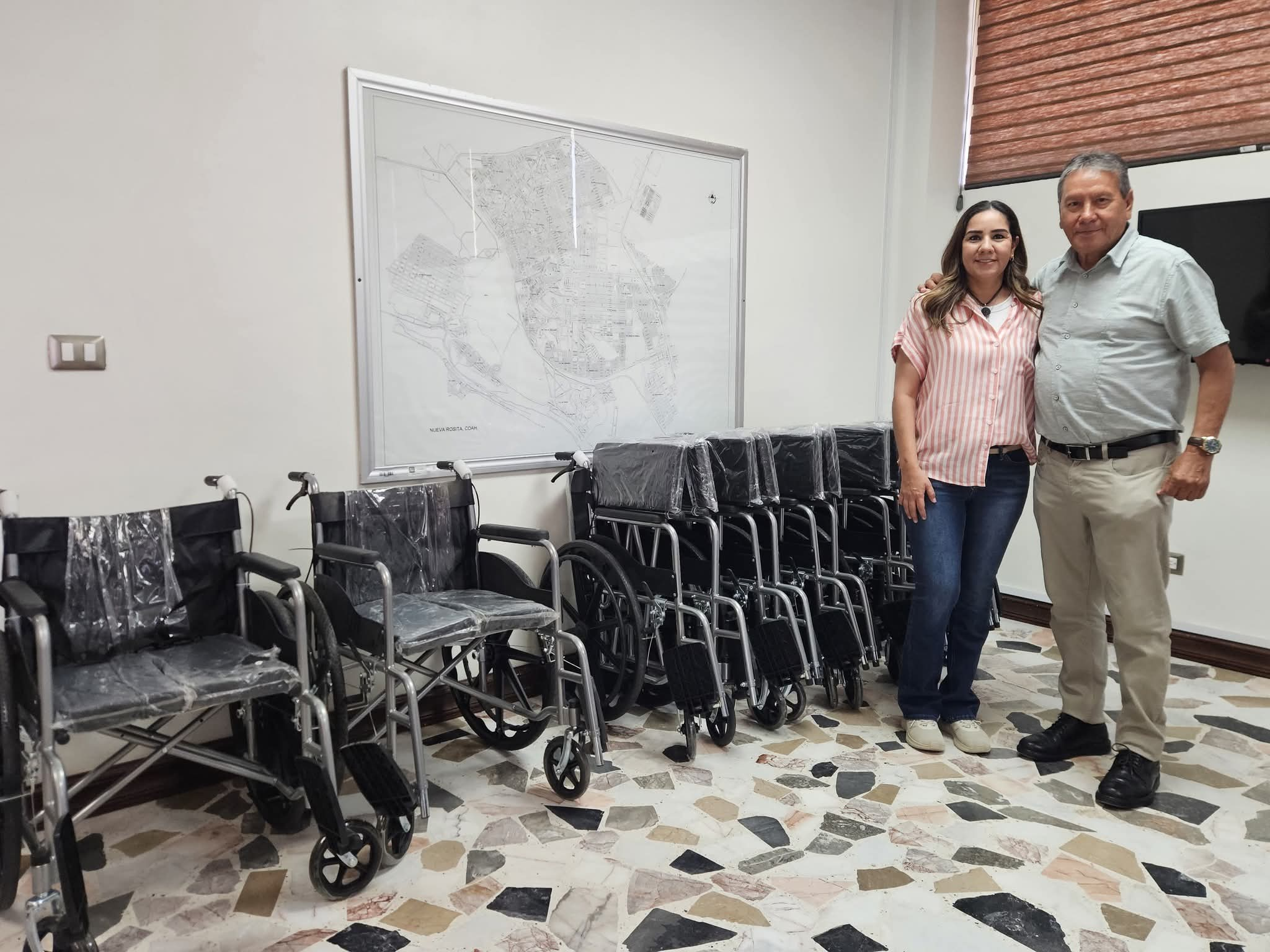 Alcalde Óscar Ríos fortalece acciones del DIF con entrega de sillas de ruedas