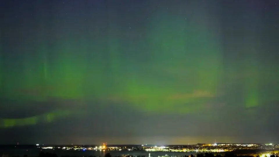 Auroras boreales serán visibles este lunes en algunas partes de EU tras tormentas solares