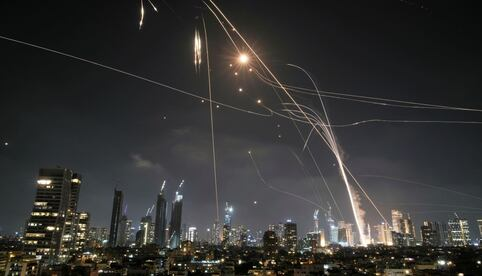 Reportan lanzamiento de misiles de Irán hacia base de EU en Qatar; suspenden tráfico aéreo como precaución