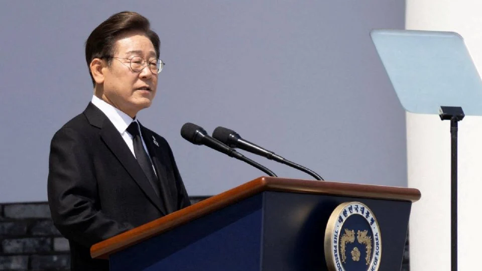 Detienen a seis estadounidenses en Corea del Sur por tratar de enviar botellas de plástico con arroz y biblias a Norcorea