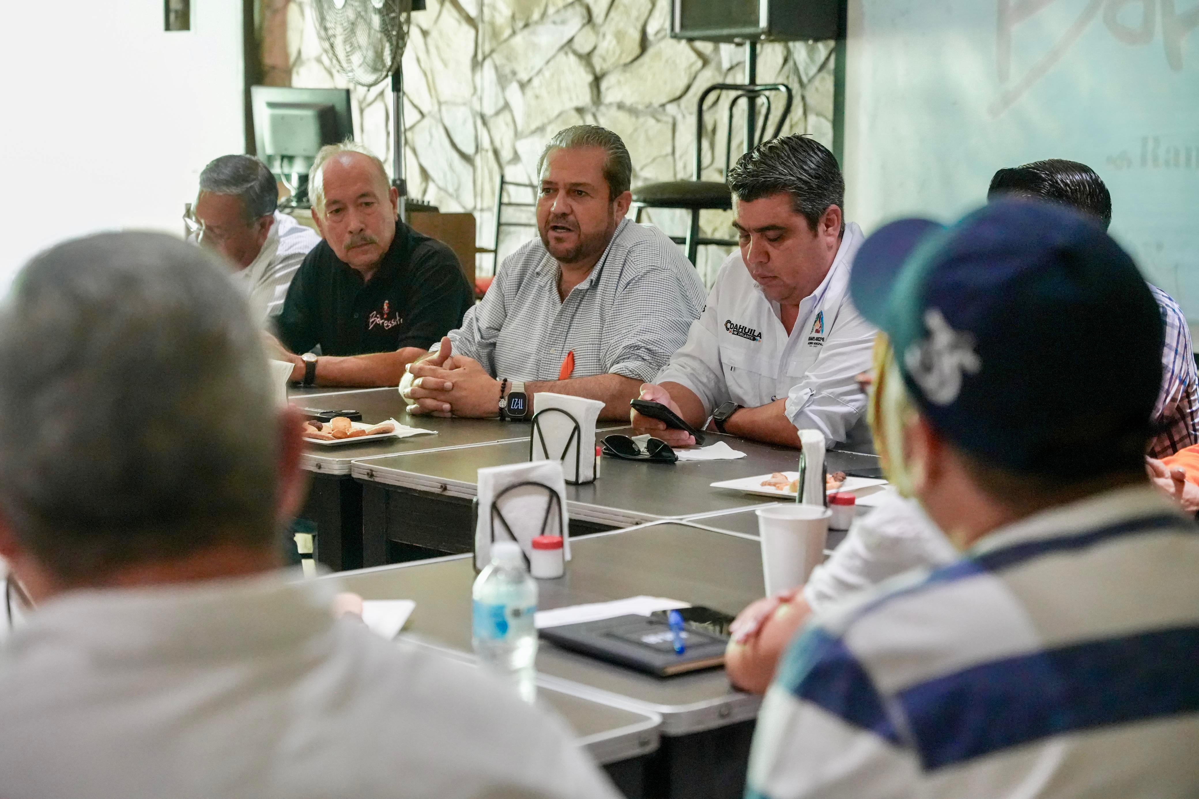 Alcalde Tomás Gutiérrez se reúne con empresarios de bares y restaurantes