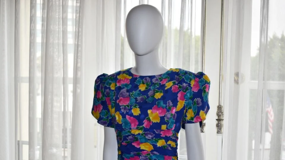 Subastan en 520 mil dólares el «vestido solidario» de la princesa Diana