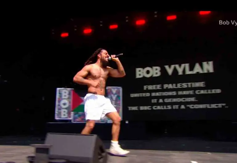 EU prohíbe visas al dúo punk Bob Vylan tras polémica actuación en Glastonbury