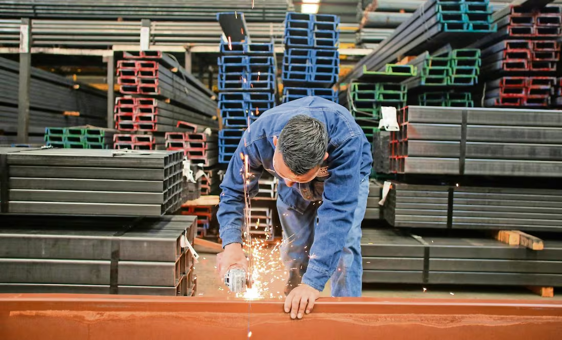 Trump firma decreto que eleva al 50% los aranceles sobre el acero y aluminio; asegura que aumentarlos brindará mayor apoyo a ambas industrias
