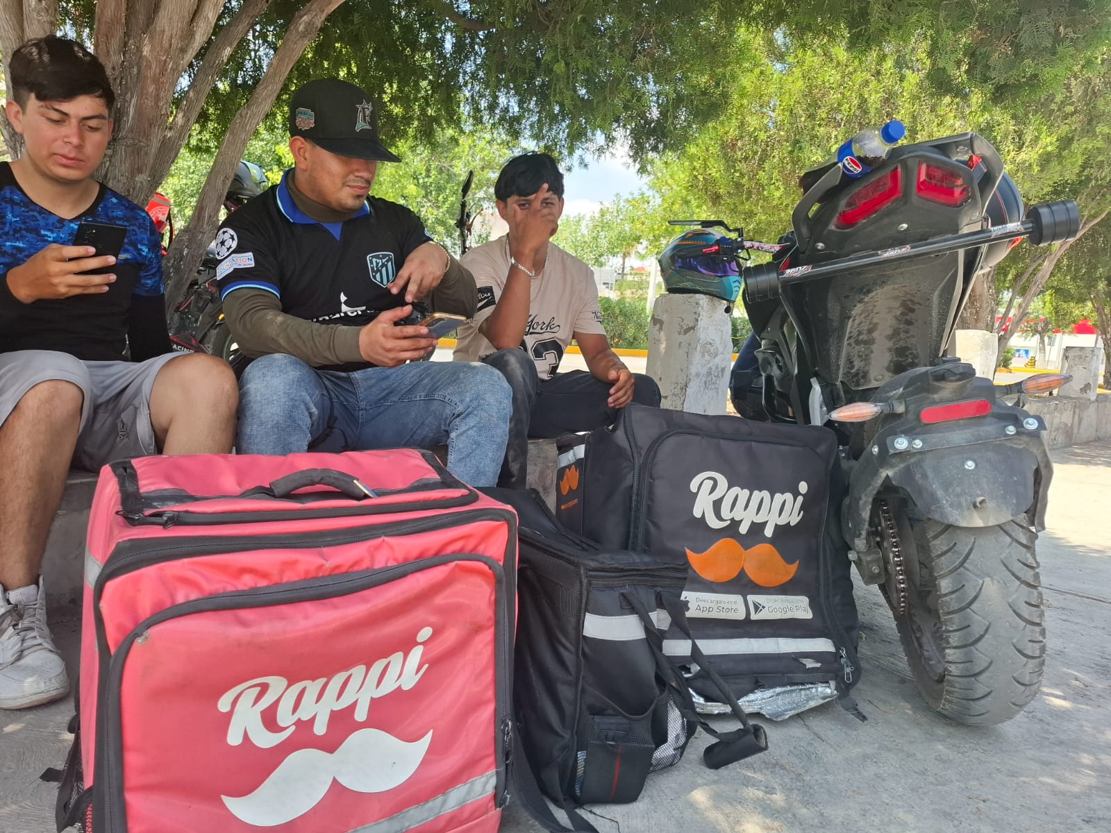 Trabajan papás en su día bajo fuertes rayos del sol