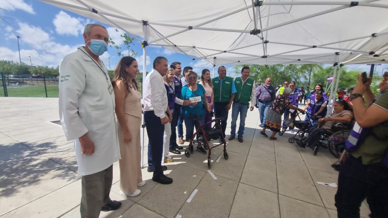 Entregan Tarjetas de Salud Popular en SJS