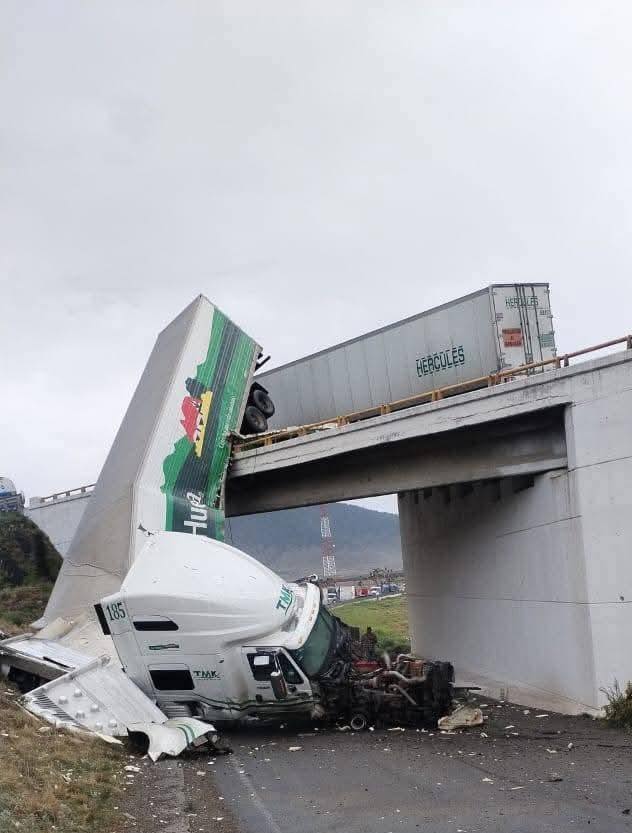 Se salva trailero de morir tras caer de un puente