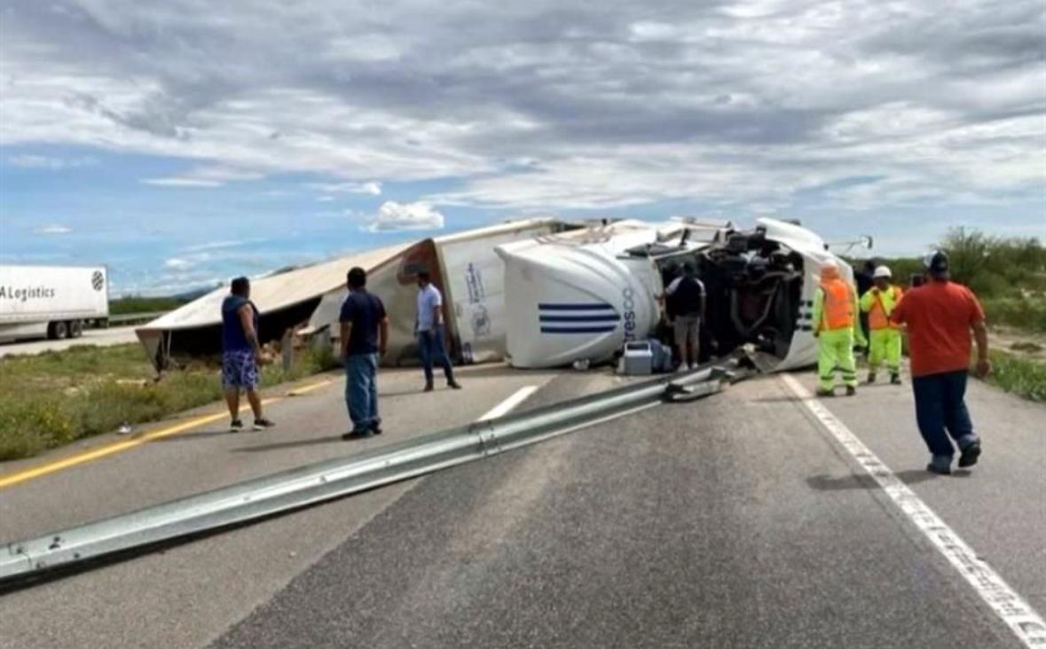 Volcadura de tráiler; provoca caos vial