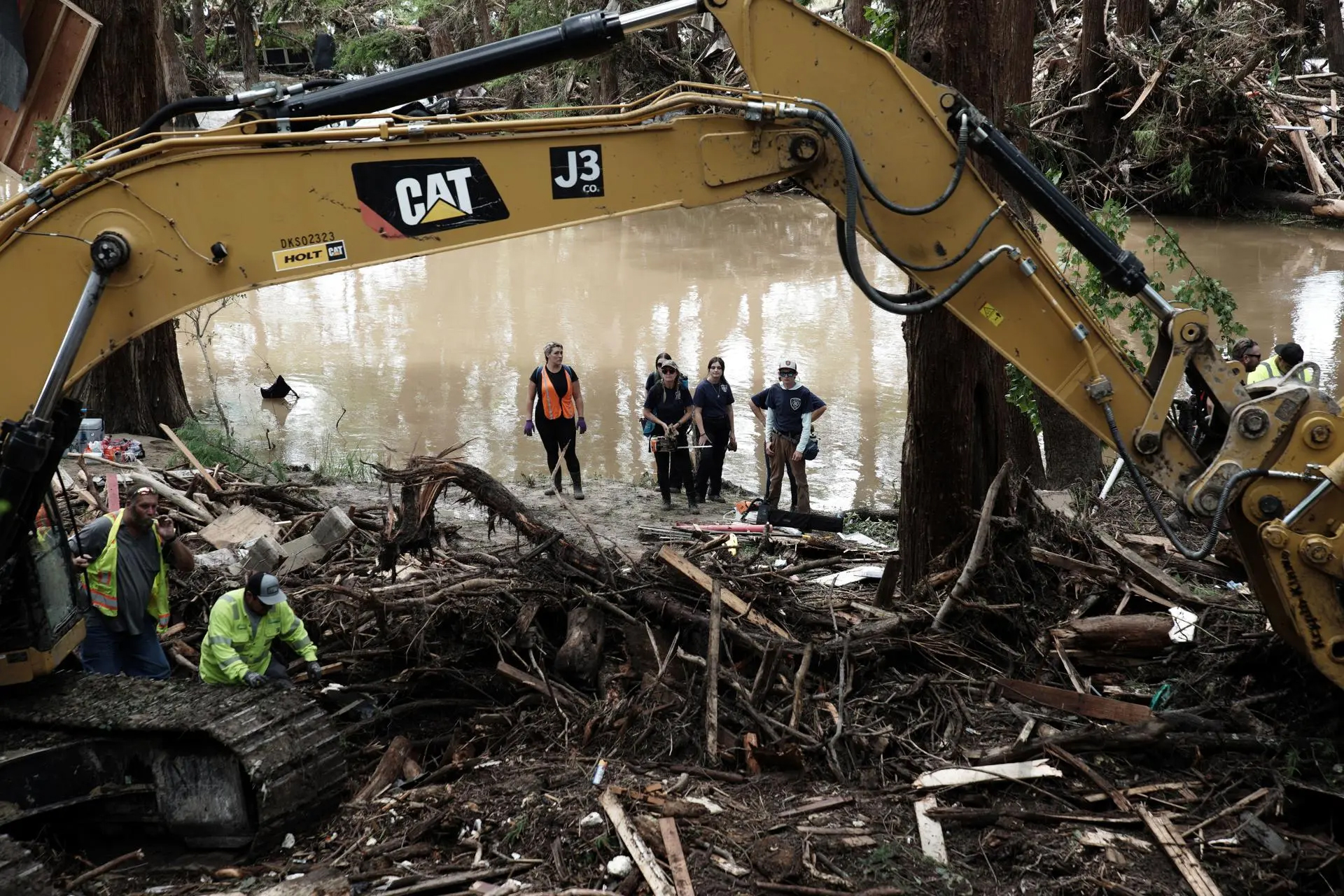 Van más de 100 muertos por inundaciones en Texas