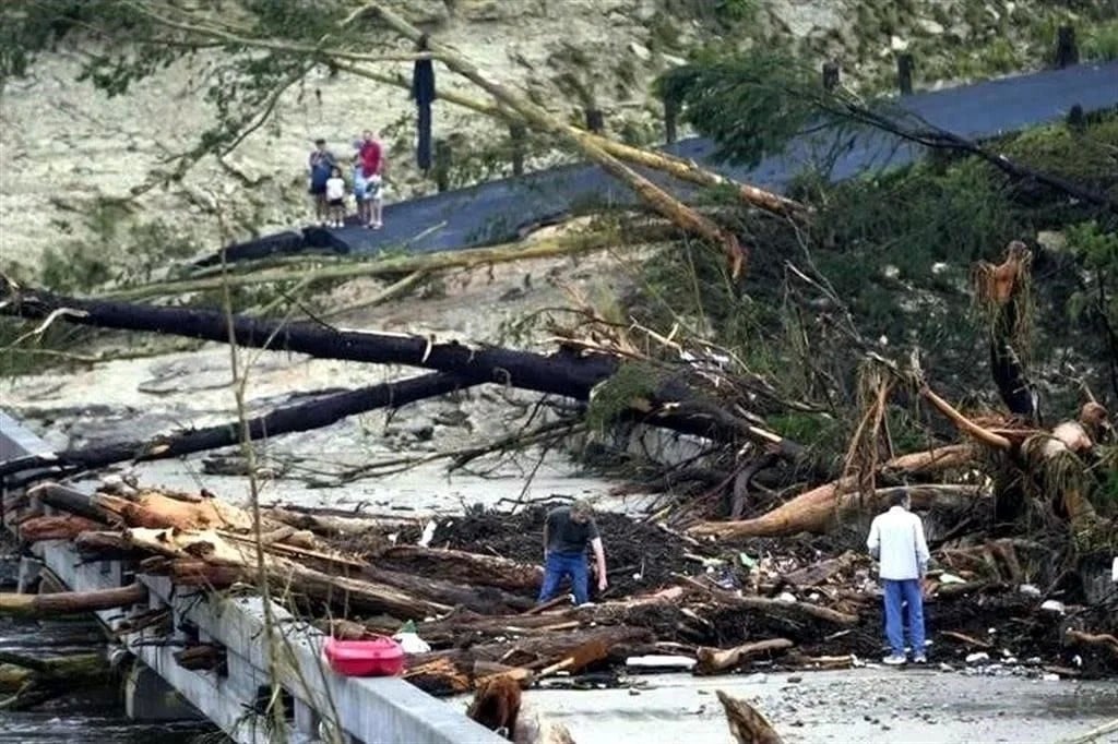 Buscan a mexicanos tras inundaciones en Texas