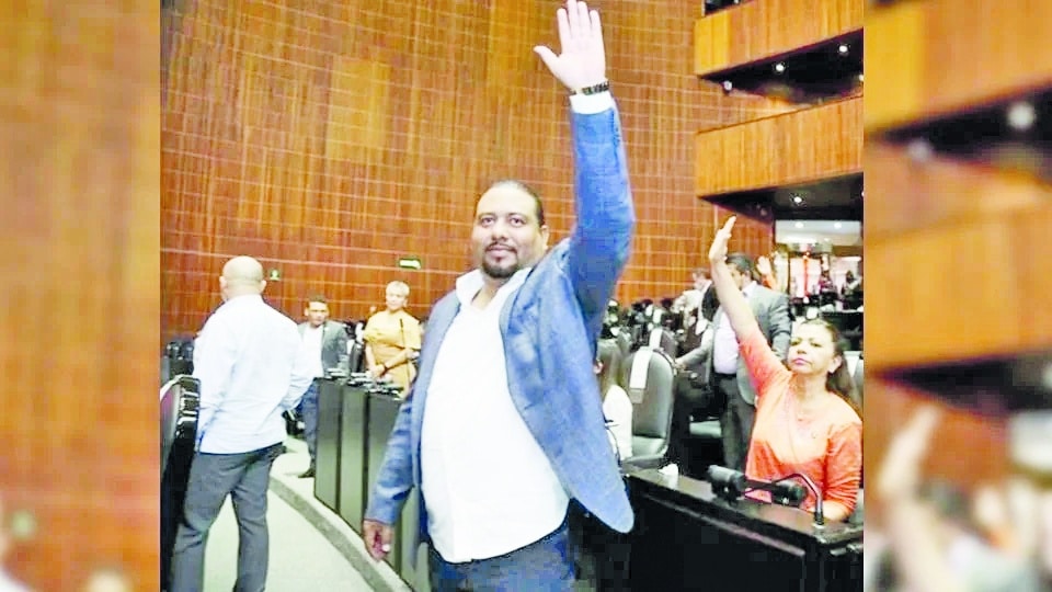 Sesiona diputado morenista en pleno vuelo, «¿Va a Tokio?»