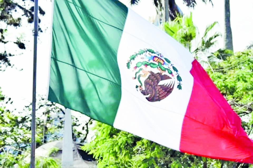 Izan al revés bandera en acto oficial en Córdoba, Veracruz