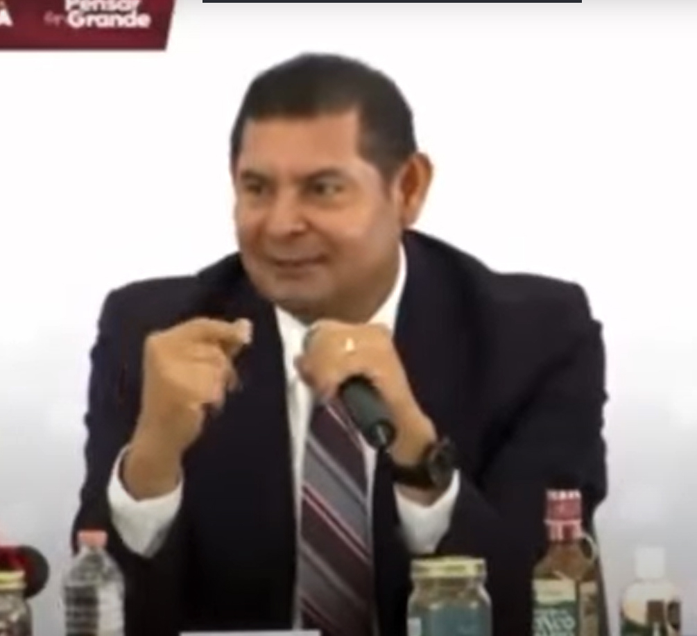 Gobernador de Morena truena dedos a empleada