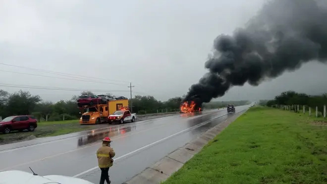 Arde nodriza con camionetas nuevas al sur de Tamaulipas