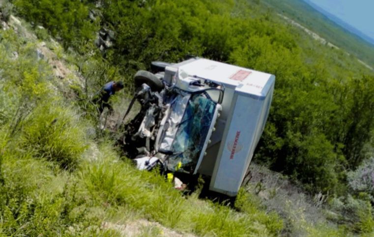 Muere chofer al volcar camión en la Premier