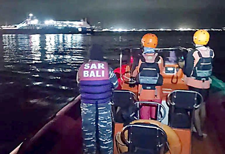 Se hunde transbordador rumbo a Bali: 4 muertos y 23 rescatados