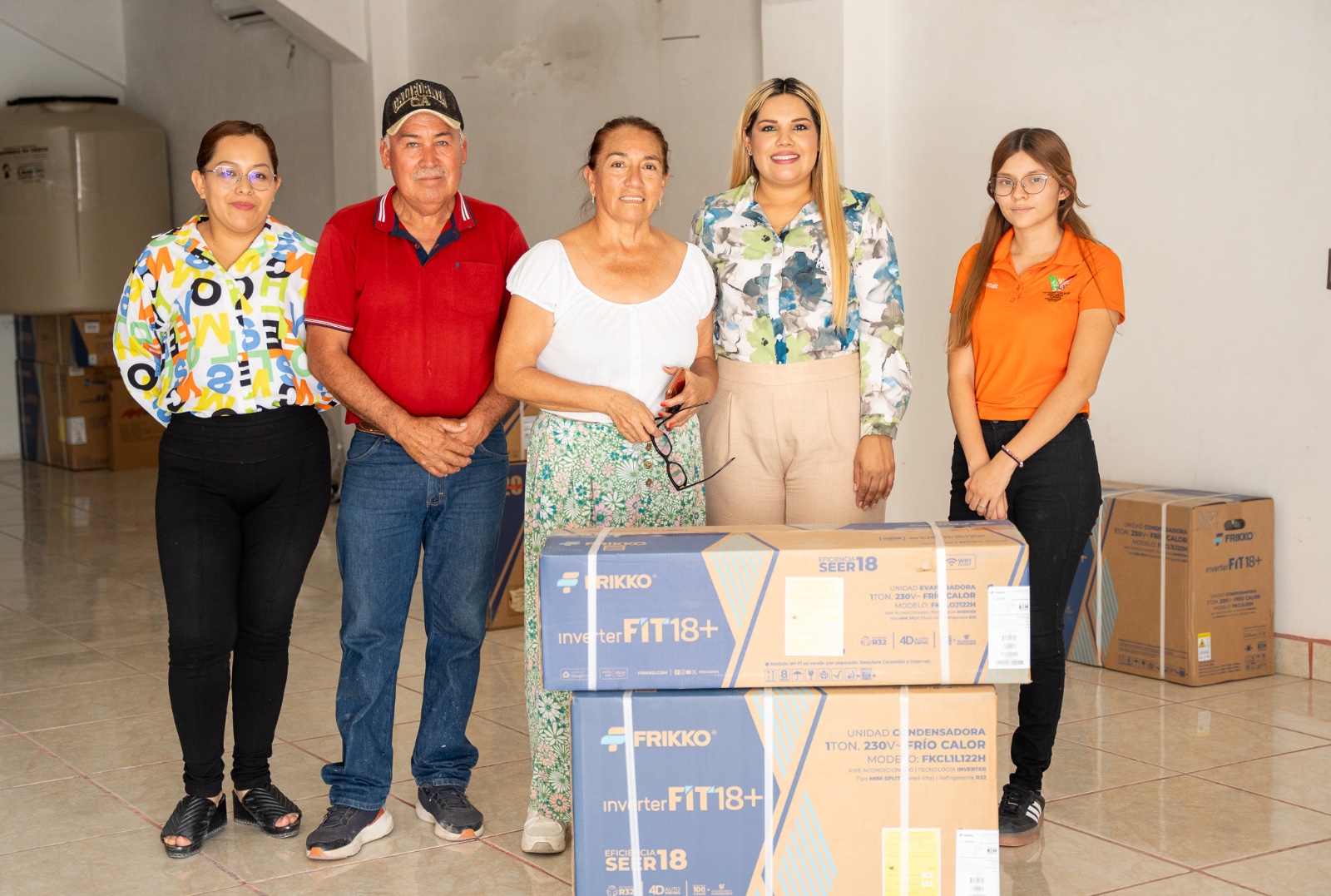 Apoya Yesica a mitigar el calor en Castaños
