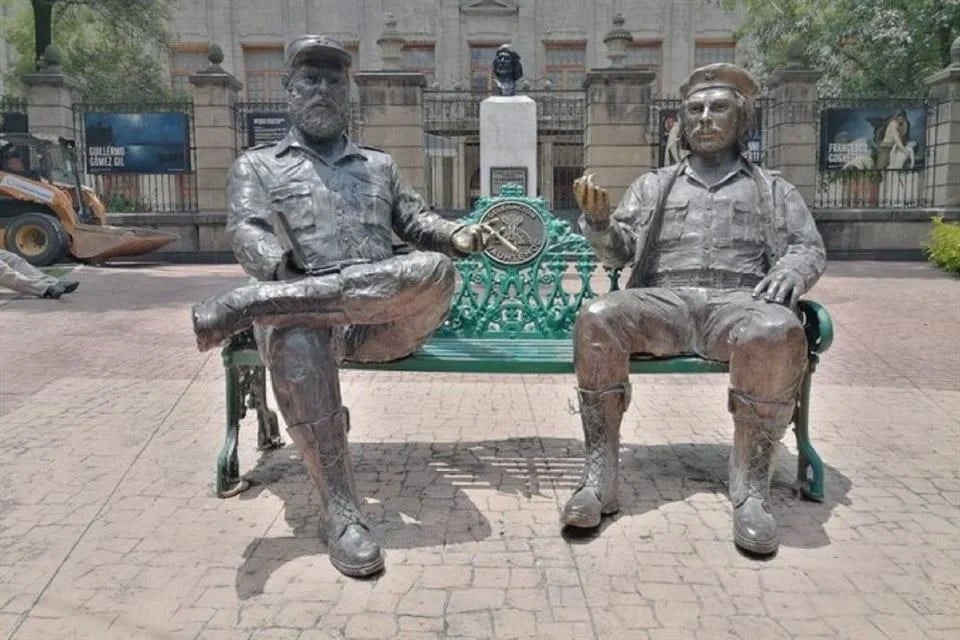 Retiran escultura del ‘Che’ Guevara y Castro