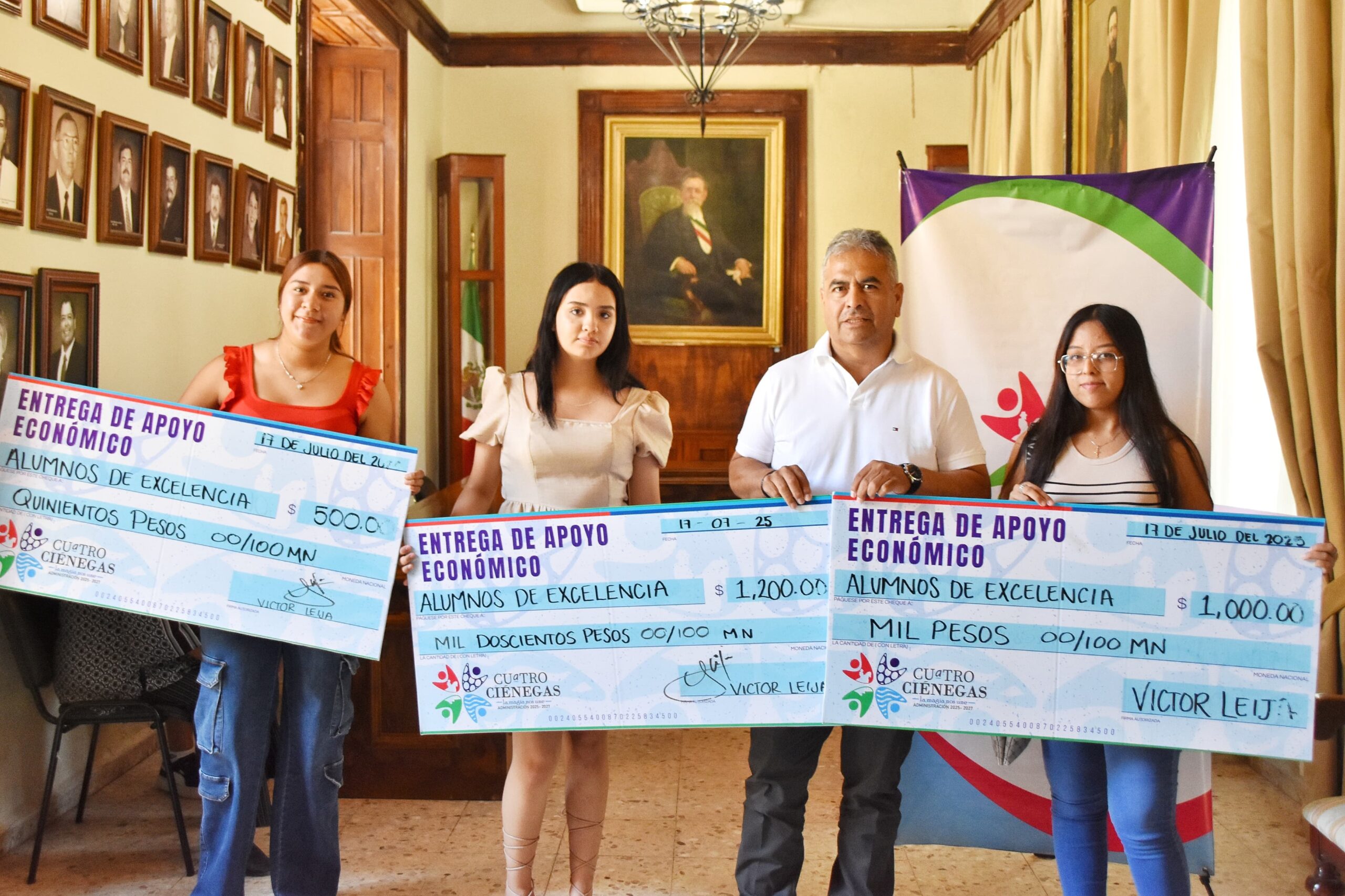 Apoya Víctor Leija a alumnos de Ciénegas 