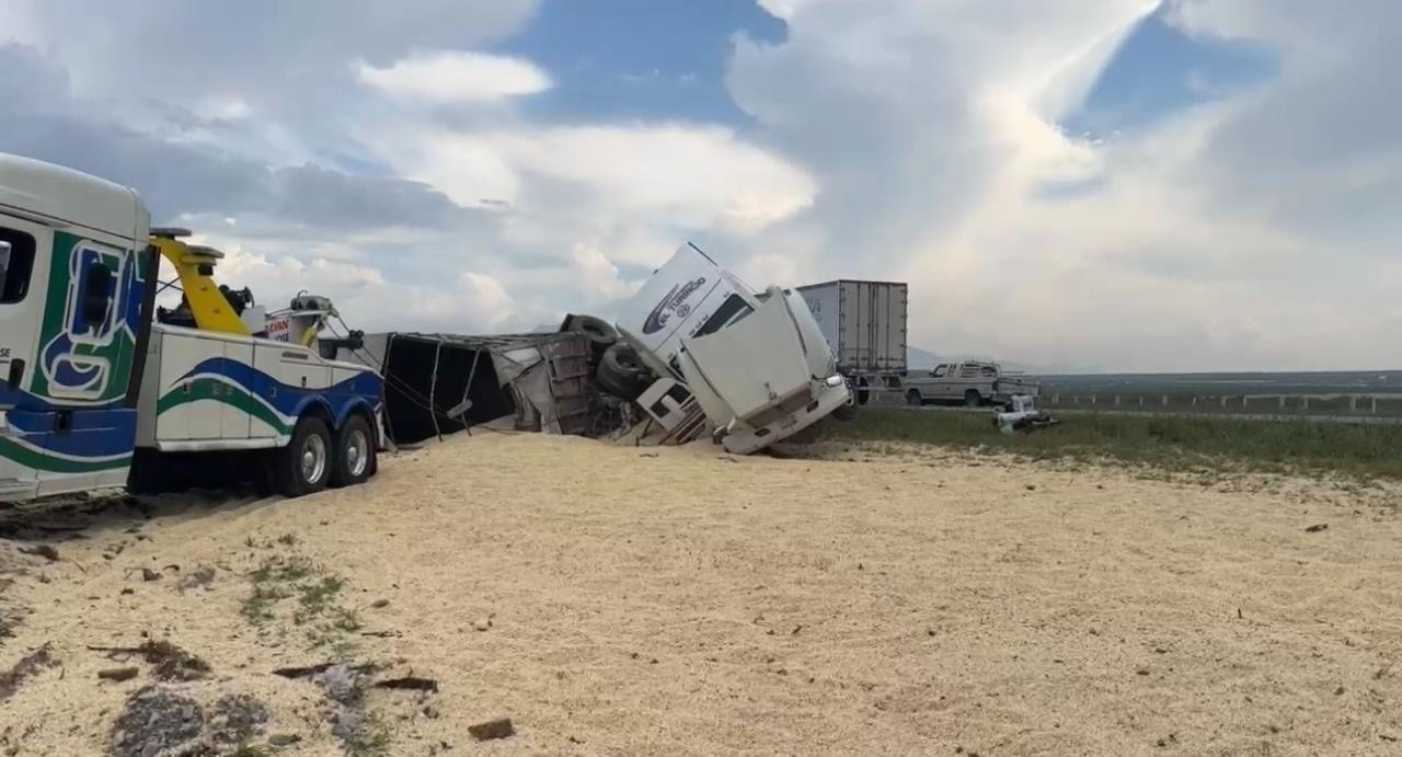 Vuelca tráiler y riega toneladas de maíz