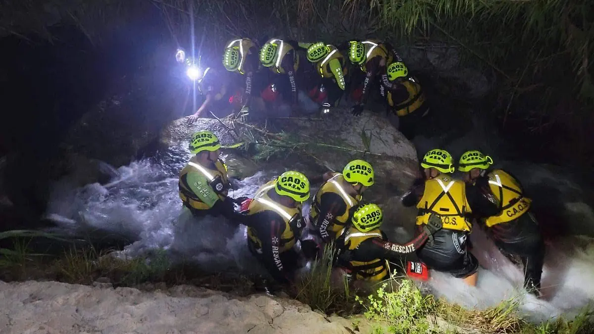 Logran coahuilenses recuperar cuerpo entre escombros en TX