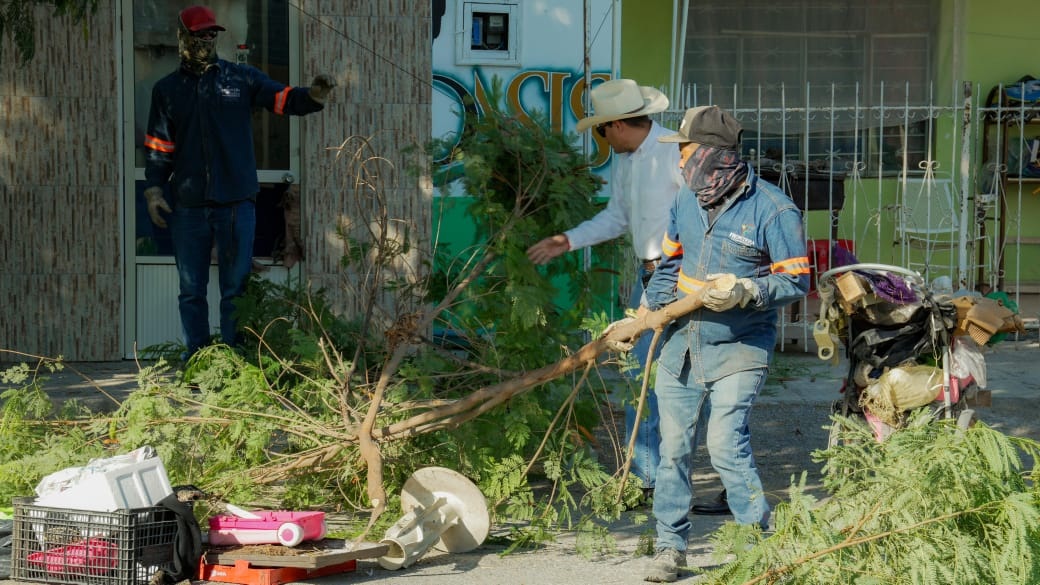 Retiran cinco toneladas de basura de vivienda 